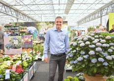 Dave van der Heiden of De Jong Plant next to the Magical revolution hydrangea.